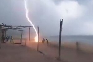 El trágico momento en que un rayo mató a dos personas en una playa de Mexico