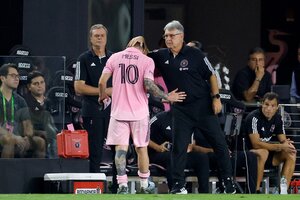 El momento del saludo de Martino con Messi cuando lo tuvo que reemplazar (Fuente: AFP)