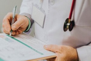 Copagos: más de 30 asociaciones médicas impulsan un bono para consultas en obras sociales y prepagas