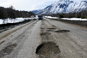 El intendente de Bariloche no quiere dejar pasar camiones de Chile