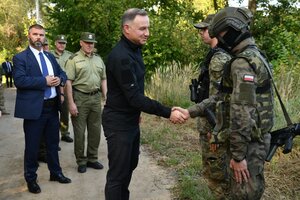 El presidente polaco Andrzej Duda visitó a la Guardia Fronteriza en Orchowek.   (Fuente: EFE)