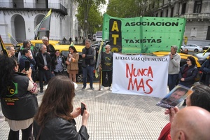 Los taxis en campaña contra el negacionismo de Milei (Fuente: Télam)