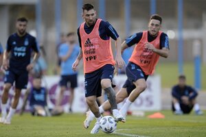 Selección Argentina: Messi se entrenó sin problemas y Lautaro terminó golpeado  (Fuente: AFP)