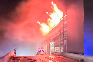 Voraz incendio en estacionamiento de aeropuerto londinense obliga a cancelar todos los vuelos   (Fuente: AFP)