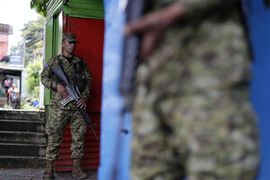 Un hombre fue arrestado tras denunciar la captura arbitraria de su hijo en El Salvador (Fuente: EFE)