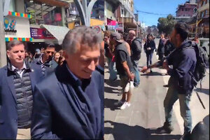 Insultan y abuchean a Macri en Bariloche: tuvo que retirarse y huir en una camioneta