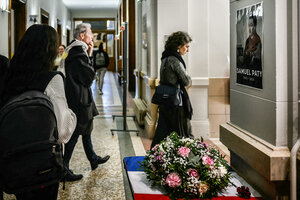 Los expulsaron por no homenajear a un profesor asesinado (Fuente: AFP)