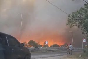 Evacúan vecinos de Villa Carlos Paz por el avance de los incendios forestales en Córdoba