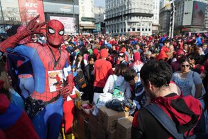 Spider-man vs ultraderechistas: "batalla" en el Obelisco