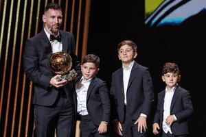 Ciro, Mateo y Thiago Messi subieron al escenario del Balón de Oro a acompañar a Lionel (Fuente: AFP)