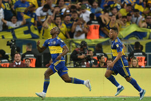 El golazo de Luis Advíncula para darle el empate a Boca en la final (Fuente: AFP)