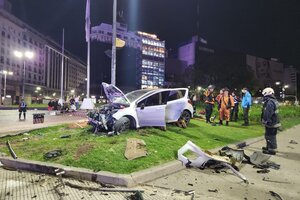 Chocó contra las vallas y se subió a la dársena del Obelisco: dos heridos