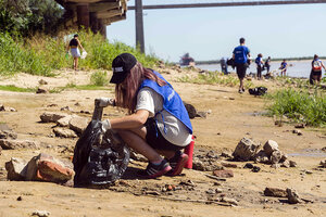 Mucho plástico en el río Paraná (Fuente: Prensa Municipalidad)
