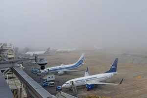 Aeroparque: demoras y vuelos desviados por la tormenta eléctrica (Fuente: NA)