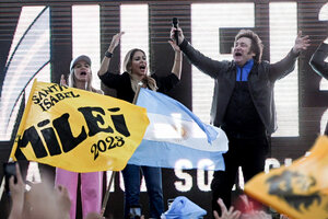 Milei reversionó a Belgrano frente al Monumento a la bandera (Fuente: NA)