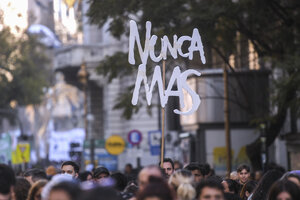 Pañuelos blancos y acción urbana para defender la memoria
