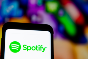 Spotify anunció que despedirá al 17% de sus empleados para "reducir costos"