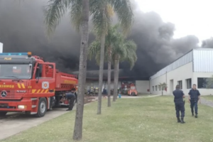 Las impactantes imágenes del incendio de una fábrica de bañeras en Pilar (Fuente: NA)