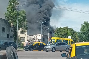 Impresionante incendio en un depósito de cartón corrugado en Pompeya  (Fuente: NA)