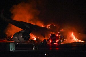 Así vivieron los pasajeros el momento en que el avión de Japan Airlines se incendió (Fuente: AFP)