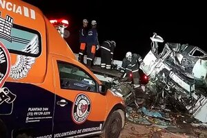 Tragedia en Brasil: 25 muertos por un choque entre un micro con turistas y un camión