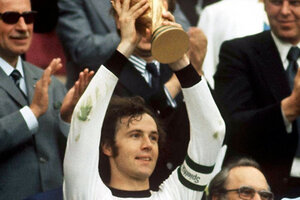 Franz Beckenbauer: quién fue, qué ganó y cómo jugaba la leyenda del fútbol mundial (Fuente: AFP)
