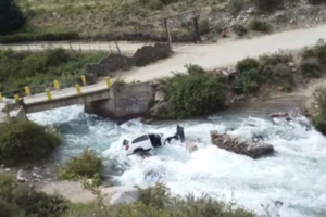 Mendoza: una joven murió luego de que la camioneta en la que viajaba cayera a un arroyo  (Fuente: NA)