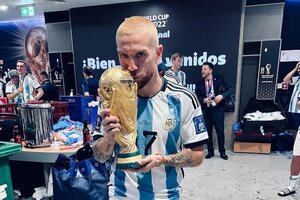 Gómez, besando la Copa del Mundo lograda en el Mundial Qatar 2022. Instagram: @papugomez_official. 