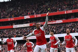 Premier League: goleó Arsenal y se arrimó a la punta (Fuente: AFP)