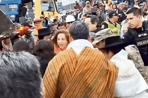 Perú: Dina Boluarte fue agredida en un acto oficial