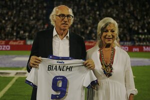 Vélez homenajeó a Bianchi (blooper mediante) pero perdió con Independiente (Fuente: Alejandro Leiva)