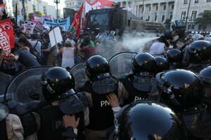 Ley Ómnibus: las fotos de la represión en las afueras del Congreso (Fuente: Bernardino Avila)