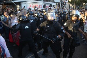 Tercera jornada consecutiva con choques entre policías y manifestantes fuera del Congreso (Fuente: NA)