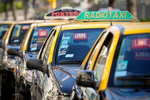 Sube un 50% la tarifa de taxis en dos tramos: los nuevos valores de la bajada de bandera y la ficha del taxímetro (Fuente: NA)