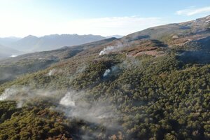 Incendio en el Parque Nacional Los Alerces: continúa el combate al fuego y monitoreo por tormentas eléctricas (Fuente: Télam)