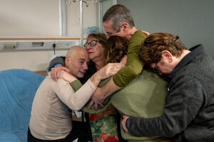 Las emotivas fotos del reencuentro de los rehenes argentinos liberados en Gaza (Fuente: EFE)