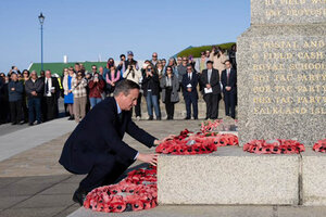 David Cameron viajó a Malvinas y dijo que las islas serán británicas "para siempre" (Fuente: Télam)
