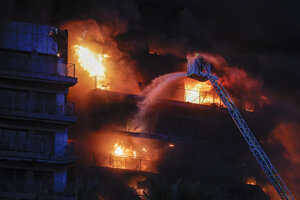 Llamas fatales envuelven dos edificios de 14 pisos (Fuente: EFE)