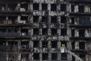 Las impactantes imágenes y videos del incendio en un edificio residencial de Valencia (Fuente: EFE)
