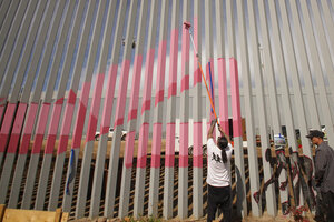 Artistas mexicanos pintaron el nuevo muro en la frontera con Estados Unidos (Fuente: EFE)