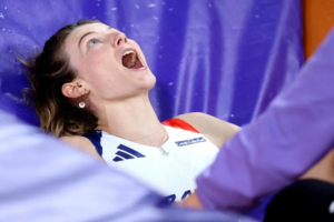 Las impactantes imágenes de una atleta francesa que se lesionó en el salto con garrocha (Fuente: EFE)