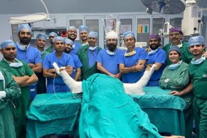 Un pintor hindú recibió un trasplante y recuperó las dos manos que había perdido en un accidente