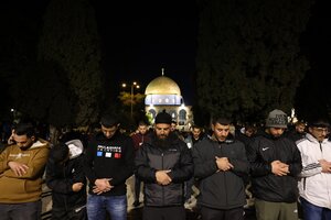 Israel impide a cientos de palestinos rezar en la Explanada de las Mezquitas (Fuente: AFP)