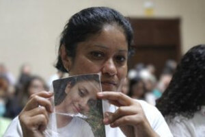 Arrestaron a una mujer que buscaba a su hija desaparecida en El Salvador