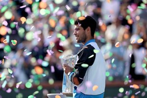 Carlos Alcaraz, campeón por primera vez en el año: venció a Medvedev y festejó en Indian Wells (Fuente: AFP)