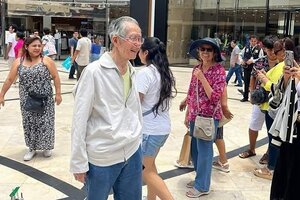 El indultado Fujimori se pasea por el shopping y las redes sociales