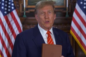Donald Trump vende su biblia mientras busca regresar a la Casa Blanca
