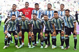 La foto del equipo en el debut de la selección argentina en el Mundial Qatar 2022: derrota vs Arabia Saudita. (Fuente: EFE)