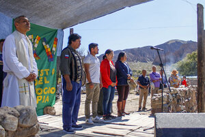 Vilca, organizador de la Fiesta del Choclo Capia, y Yonar, intendente de Campo Quijano, ayer en la misa por el deceso de Javier Sánchez.