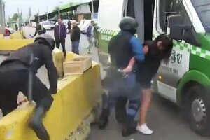 Dramática escena en Santiago de Chile: una mujer le robó un arma a un guardia de seguridad y empezó a disparar en medio de la calle